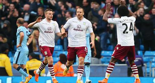 غرامة كبيرة لاستون فيلا بسبب اقتحام مشجعيه لأرض الملعب 